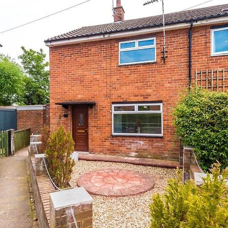 Cheerful 3 Bedroom Home With Parking Near Chester Saughall Exteriér fotografie