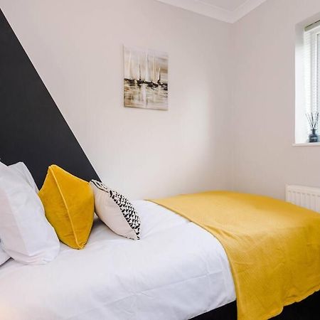 Cheerful 3 Bedroom Home With Parking Near Chester Saughall Exteriér fotografie
