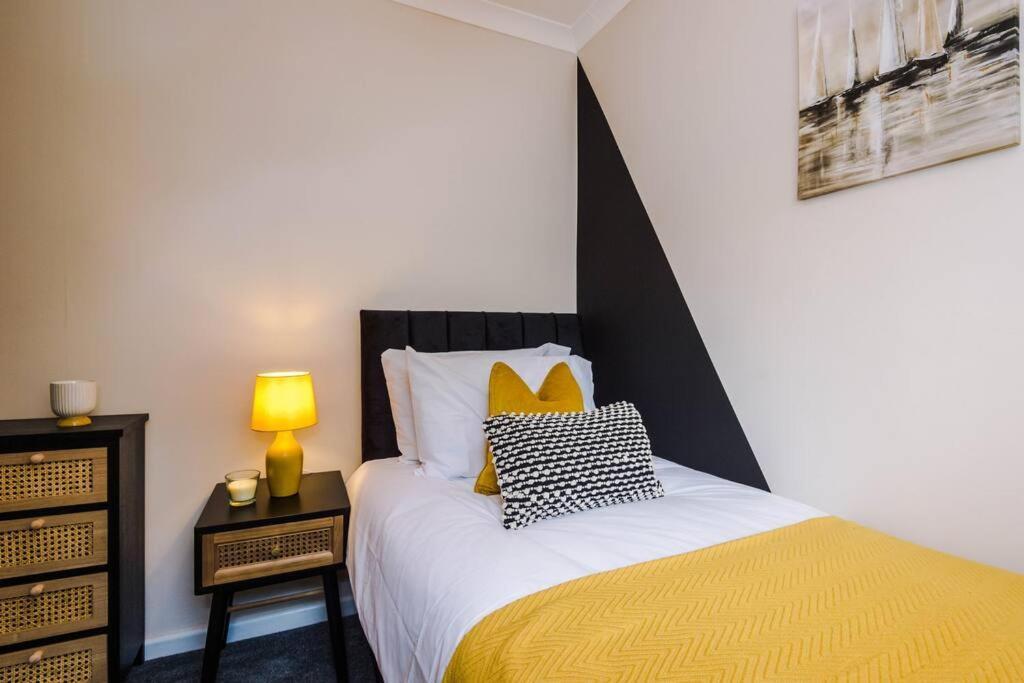 Cheerful 3 Bedroom Home With Parking Near Chester Saughall Exteriér fotografie