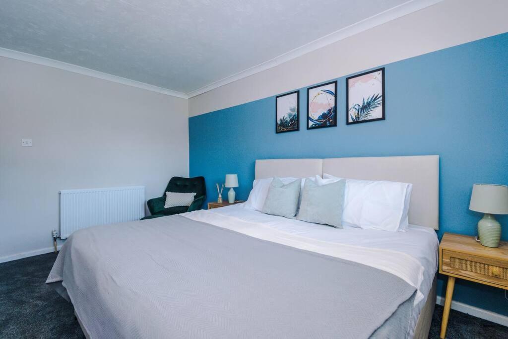 Cheerful 3 Bedroom Home With Parking Near Chester Saughall Exteriér fotografie