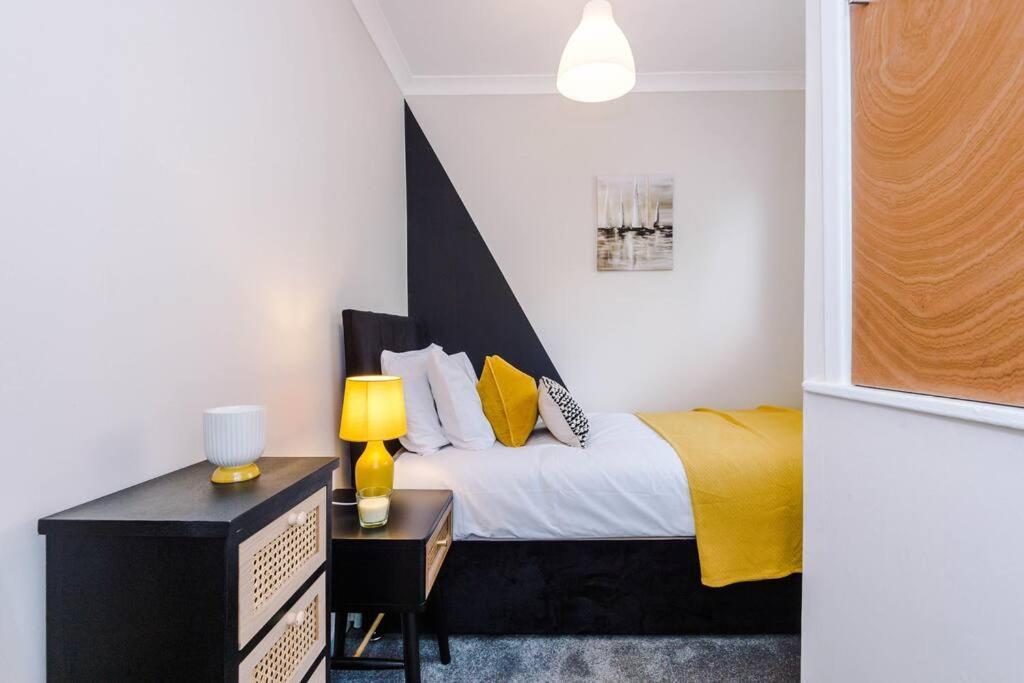 Cheerful 3 Bedroom Home With Parking Near Chester Saughall Exteriér fotografie