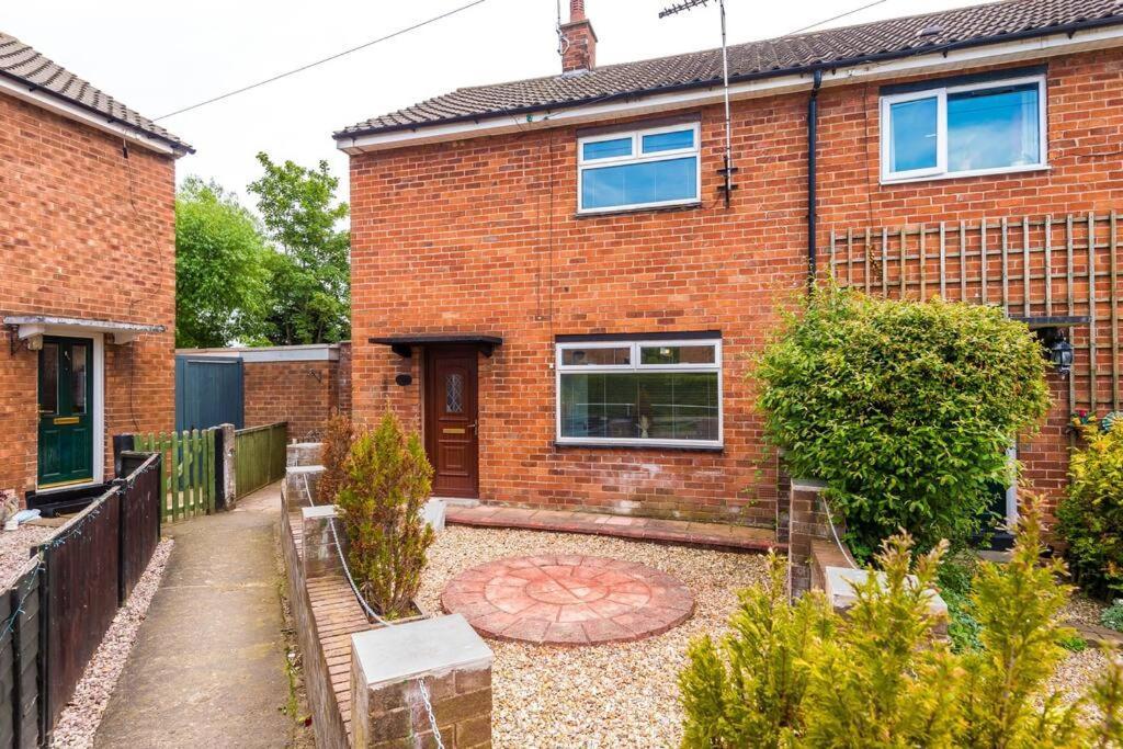 Cheerful 3 Bedroom Home With Parking Near Chester Saughall Exteriér fotografie