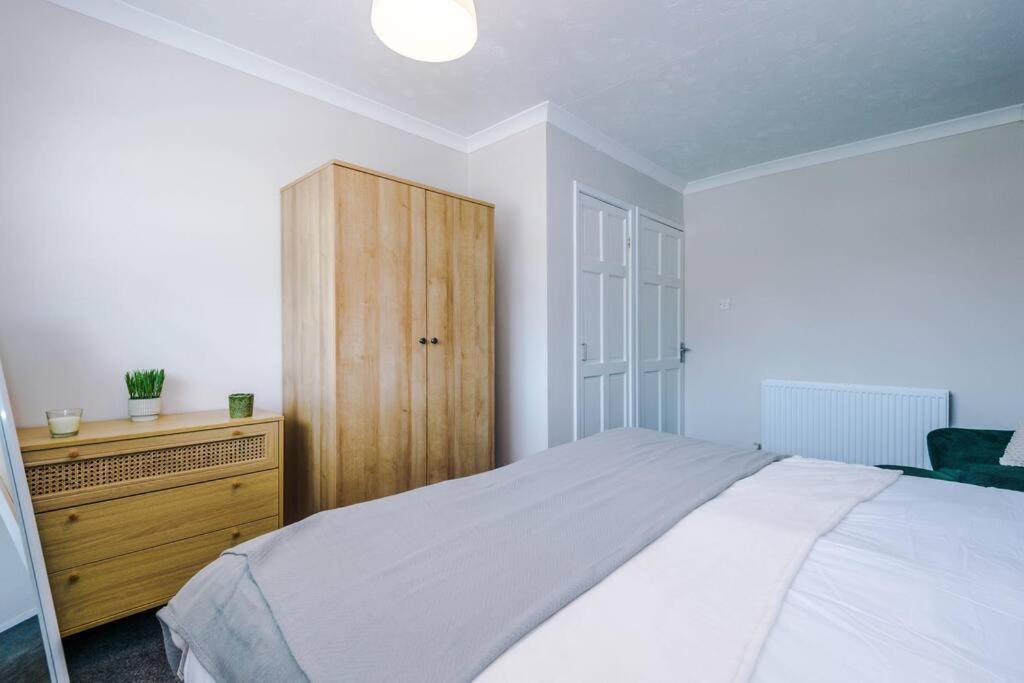 Cheerful 3 Bedroom Home With Parking Near Chester Saughall Exteriér fotografie
