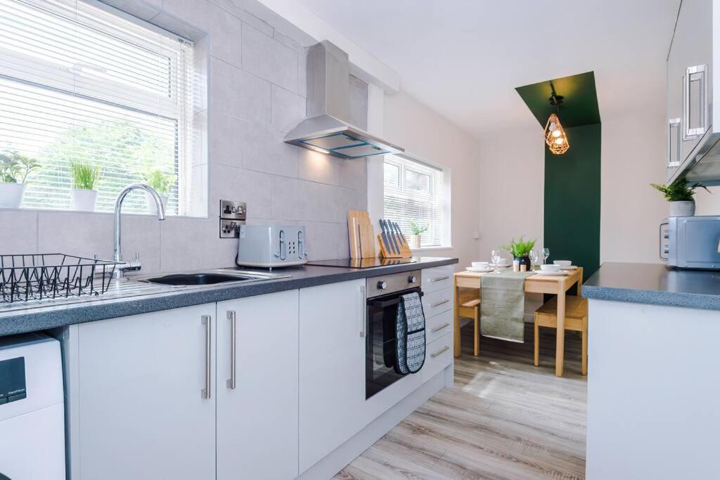 Cheerful 3 Bedroom Home With Parking Near Chester Saughall Exteriér fotografie