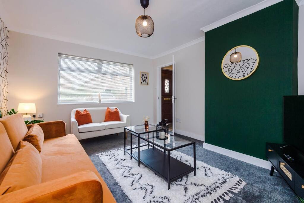 Cheerful 3 Bedroom Home With Parking Near Chester Saughall Exteriér fotografie