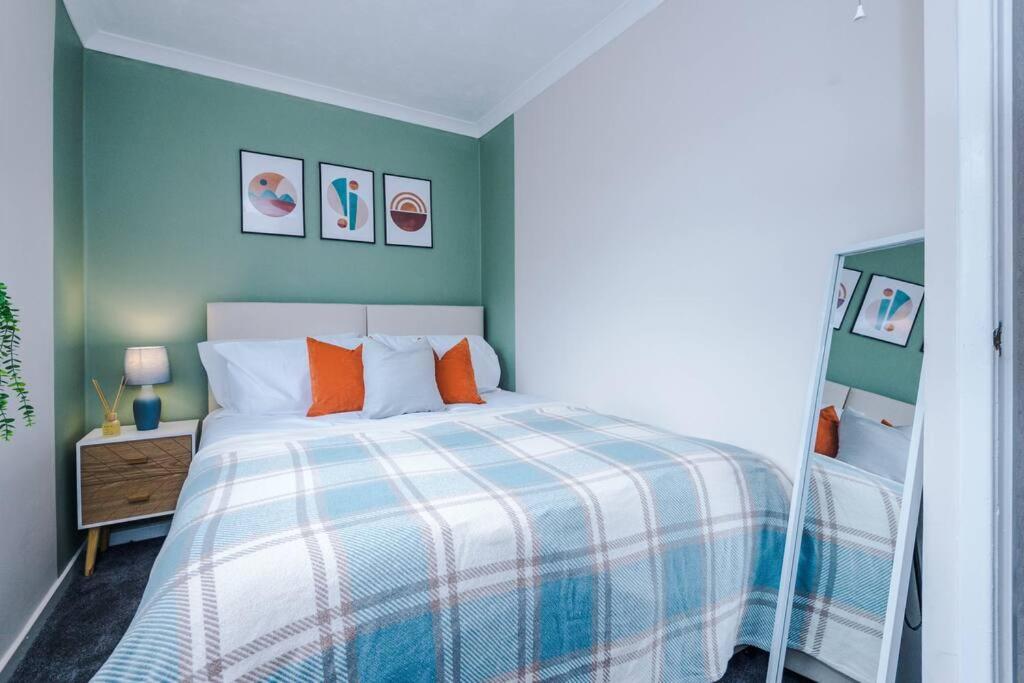 Cheerful 3 Bedroom Home With Parking Near Chester Saughall Exteriér fotografie
