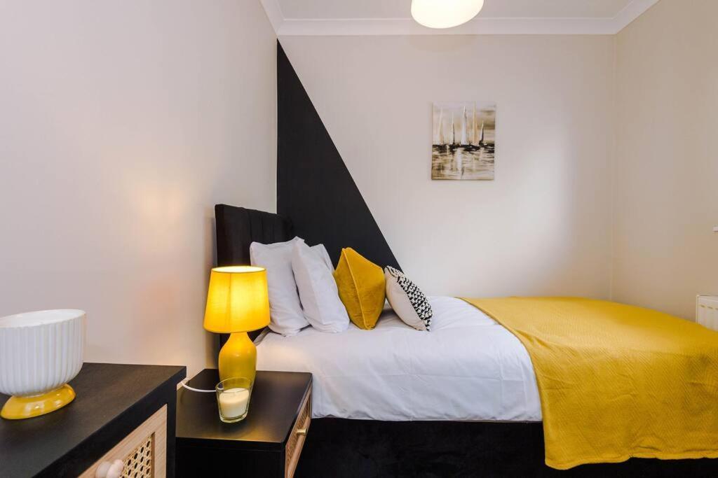 Cheerful 3 Bedroom Home With Parking Near Chester Saughall Exteriér fotografie