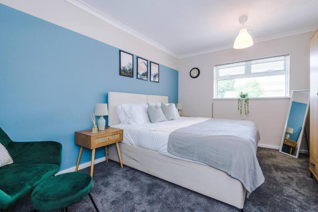 Cheerful 3 Bedroom Home With Parking Near Chester Saughall Exteriér fotografie