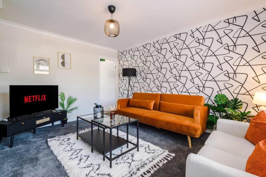 Cheerful 3 Bedroom Home With Parking Near Chester Saughall Exteriér fotografie