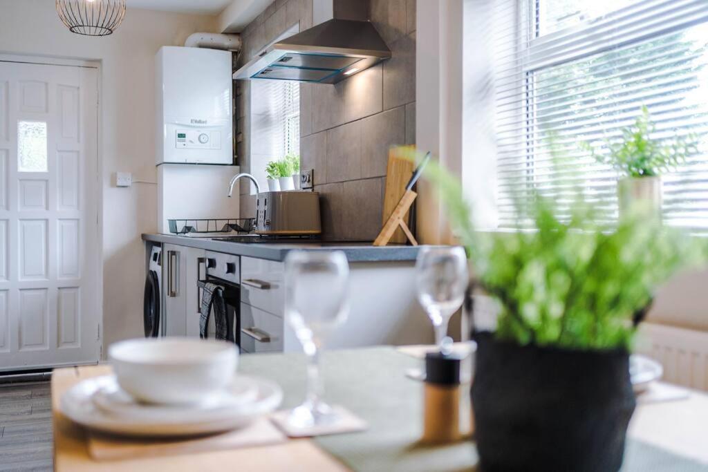 Cheerful 3 Bedroom Home With Parking Near Chester Saughall Exteriér fotografie
