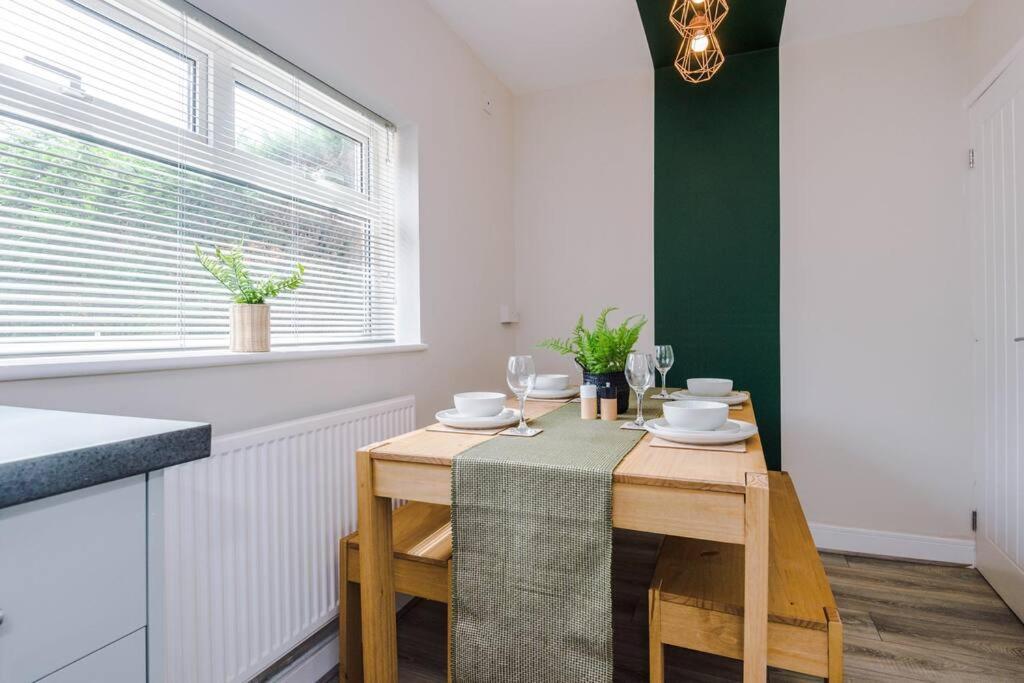 Cheerful 3 Bedroom Home With Parking Near Chester Saughall Exteriér fotografie