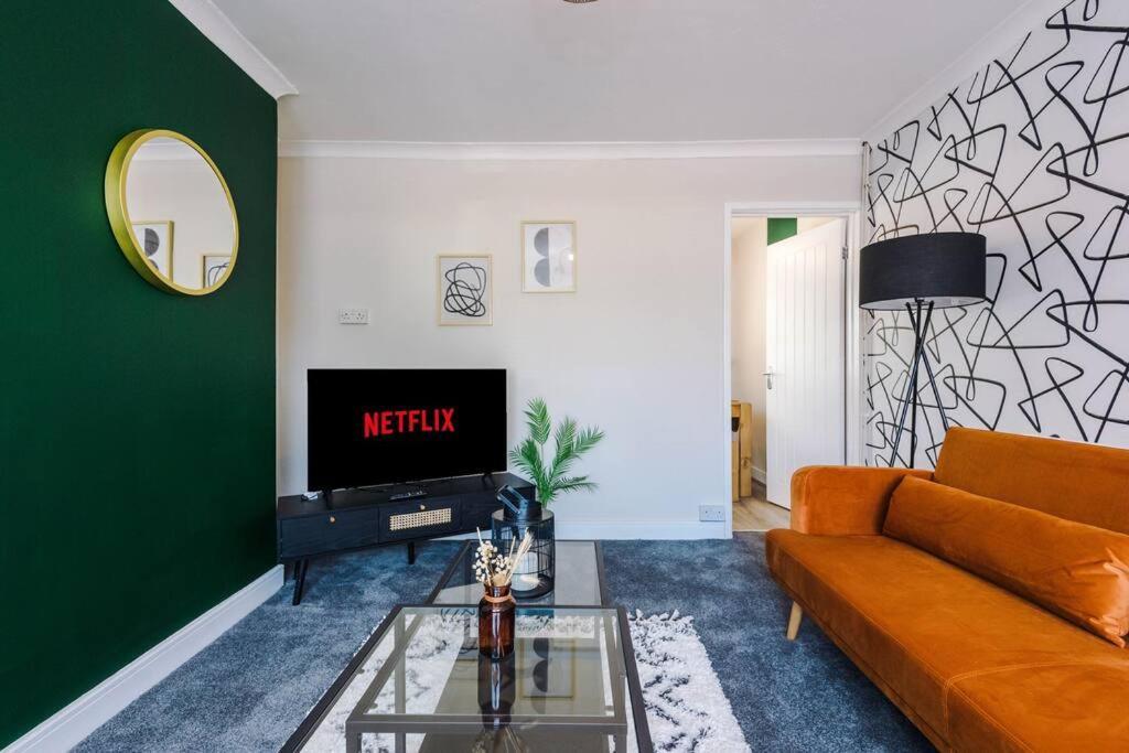 Cheerful 3 Bedroom Home With Parking Near Chester Saughall Exteriér fotografie