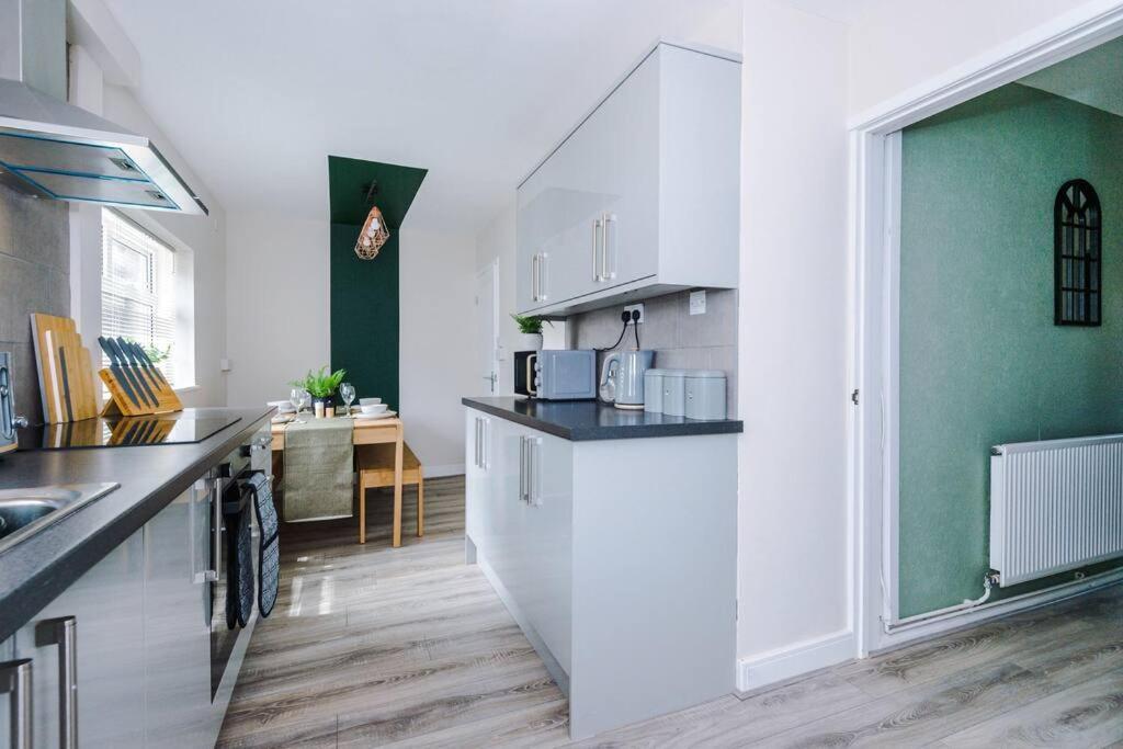 Cheerful 3 Bedroom Home With Parking Near Chester Saughall Exteriér fotografie