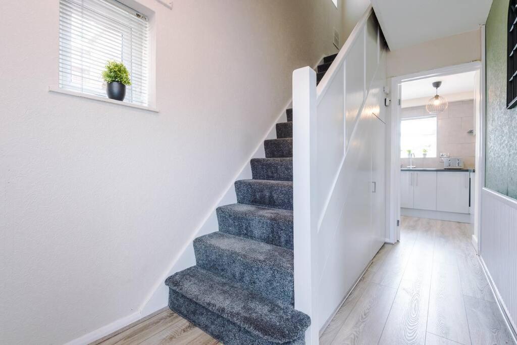 Cheerful 3 Bedroom Home With Parking Near Chester Saughall Exteriér fotografie