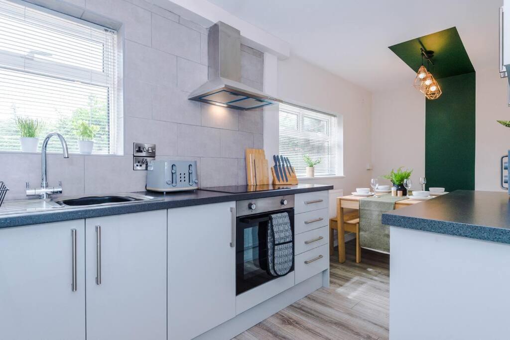 Cheerful 3 Bedroom Home With Parking Near Chester Saughall Exteriér fotografie