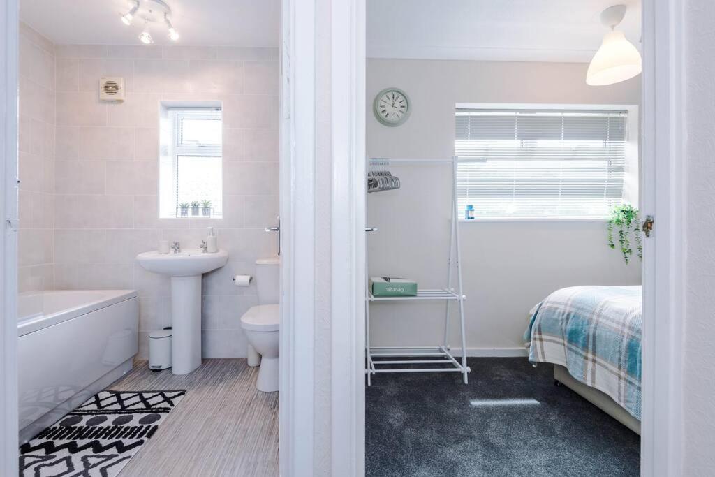 Cheerful 3 Bedroom Home With Parking Near Chester Saughall Exteriér fotografie