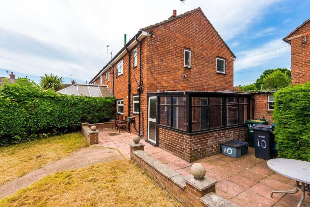 Cheerful 3 Bedroom Home With Parking Near Chester Saughall Exteriér fotografie