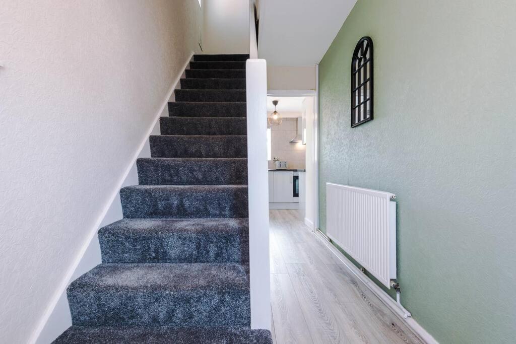 Cheerful 3 Bedroom Home With Parking Near Chester Saughall Exteriér fotografie