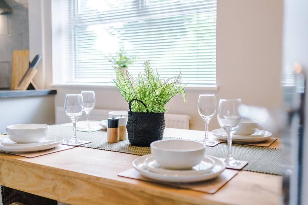Cheerful 3 Bedroom Home With Parking Near Chester Saughall Exteriér fotografie