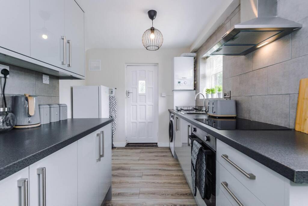 Cheerful 3 Bedroom Home With Parking Near Chester Saughall Exteriér fotografie