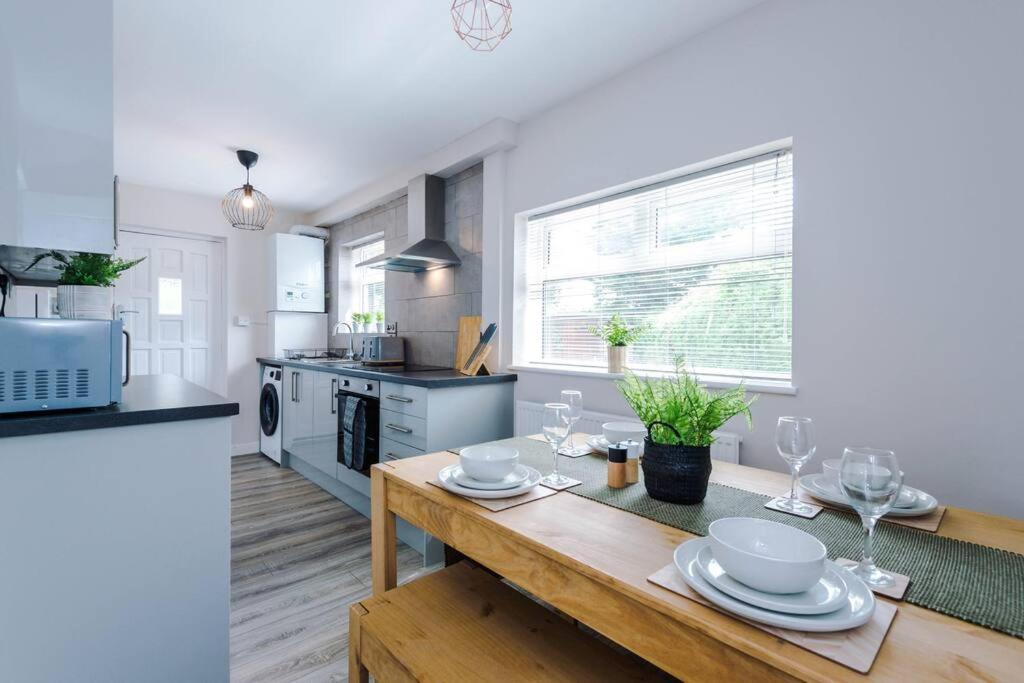 Cheerful 3 Bedroom Home With Parking Near Chester Saughall Exteriér fotografie