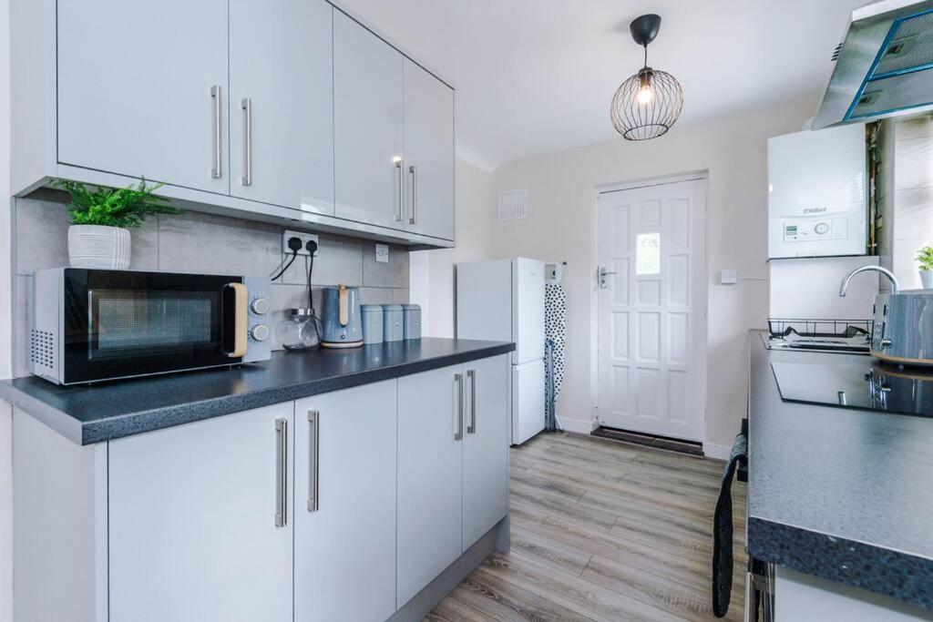 Cheerful 3 Bedroom Home With Parking Near Chester Saughall Exteriér fotografie