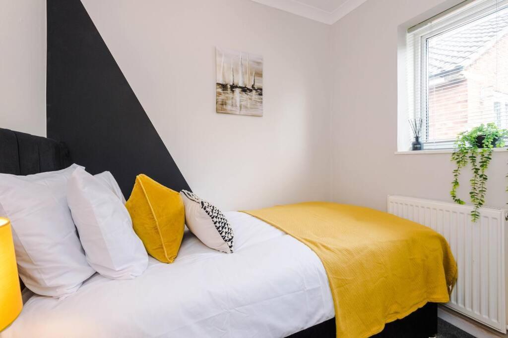 Cheerful 3 Bedroom Home With Parking Near Chester Saughall Exteriér fotografie