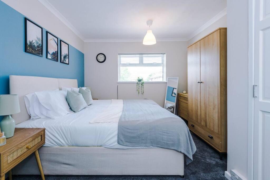 Cheerful 3 Bedroom Home With Parking Near Chester Saughall Exteriér fotografie