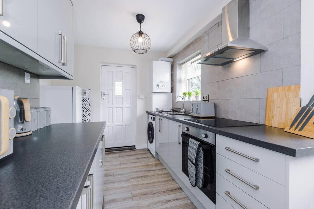 Cheerful 3 Bedroom Home With Parking Near Chester Saughall Exteriér fotografie
