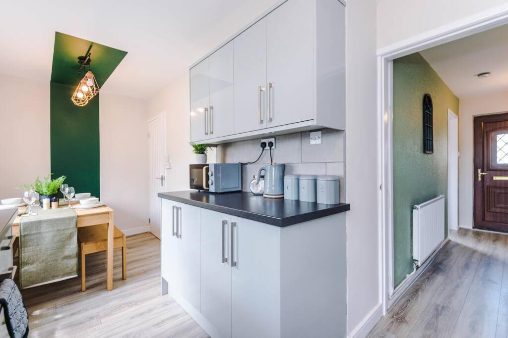 Cheerful 3 Bedroom Home With Parking Near Chester Saughall Exteriér fotografie