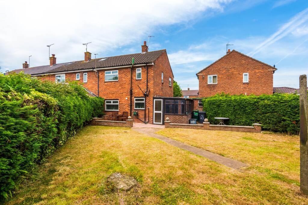 Cheerful 3 Bedroom Home With Parking Near Chester Saughall Exteriér fotografie