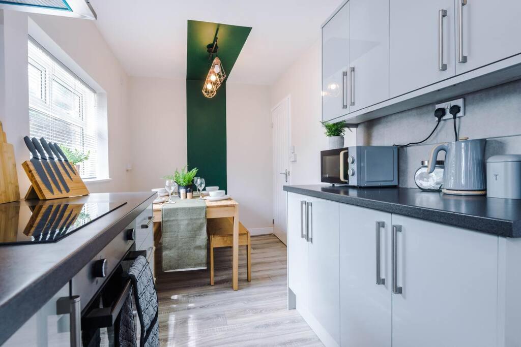 Cheerful 3 Bedroom Home With Parking Near Chester Saughall Exteriér fotografie