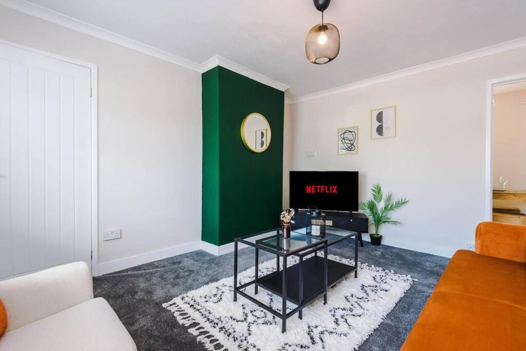 Cheerful 3 Bedroom Home With Parking Near Chester Saughall Exteriér fotografie